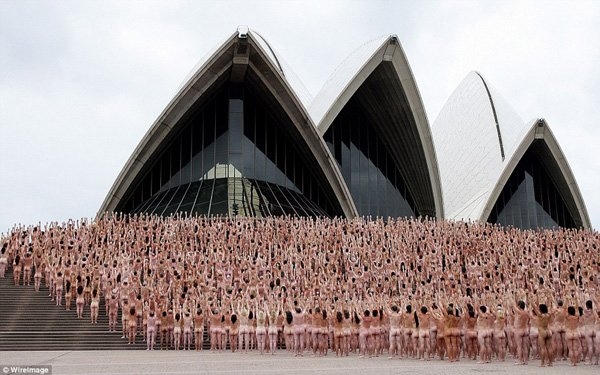 Hơn 5.000 người ở Nhà hát Opea Sydney ngày 1/3/2010.