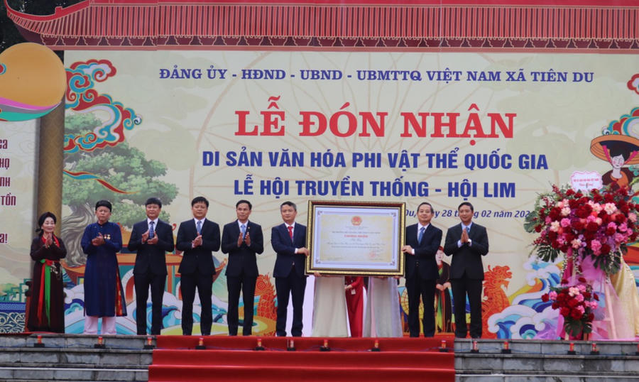 Các đồng chí lãnh đạo tỉnh trao Chứng nhận của Bộ Văn hóa, Thể thao và Du lịch ghi danh hội Lim vào Danh mục Di sản văn hóa phi vật thể quốc gia. Ảnh Thanh Lâm