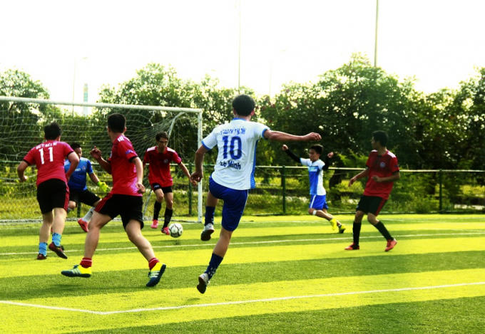 Những màn tranh tài nảy lửa trên sân.