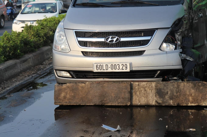 Cận cảnh hiện trường vụ tai nạn liên hoàn trên cầu vượt ngã tư Thủ Đức