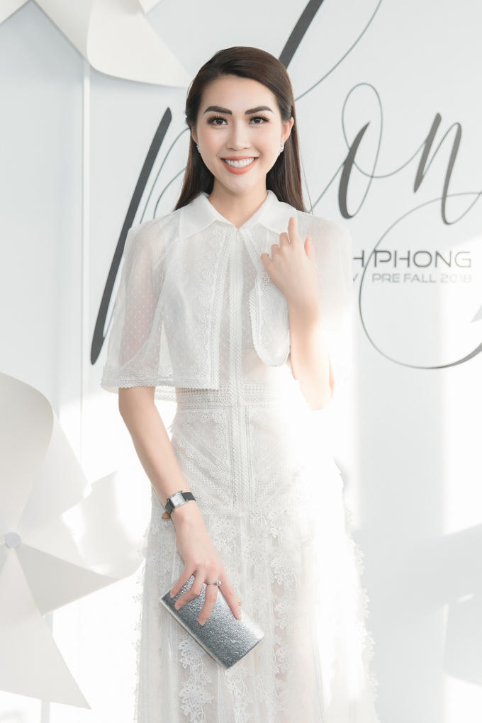 Tường Linh diện đầm ren thanh khiết dự show thời trang Chung Thanh Phong