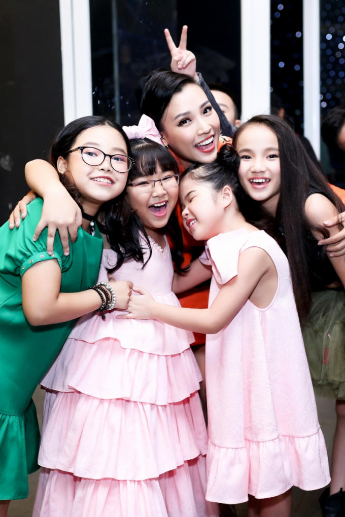 Hoàng Oanh: ‘Bên các em nhỏ tôi quên hết muộn phiền’