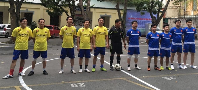 Đội Kiểm soát TTHC( áo vàng quần xanh) đã "ngược dòng" giành chiến thắng trước đội bạn với tỷ số 3-1