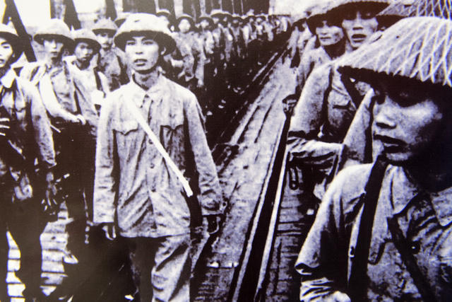 Tiểu đoàn Bình Ca trên cầu Đuống tiến về Hà Nội, ngày 08/10/1954.