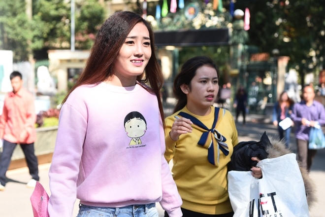 Nguyên Thi Mai Thi xúc động khi nhìn thấy người nhà và bạn bè đến đón.