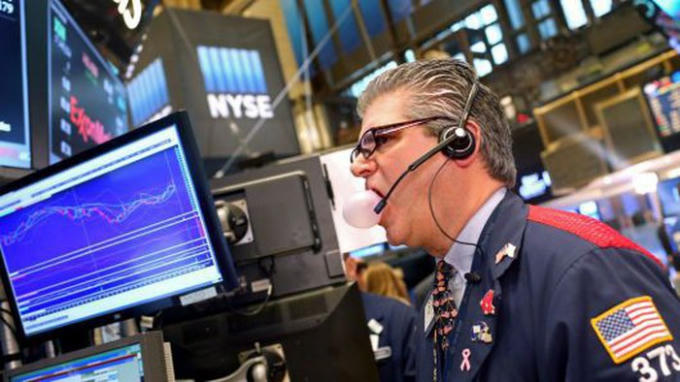 Một nhà giao dịch cổ phiếu trên sàn NYSE ở New York, Mỹ
