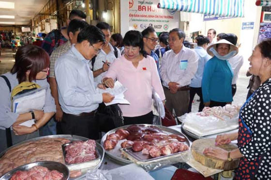 Đoàn công tác của HĐND TP HCM kiểm tra ATTP tại chợ Bến Thành