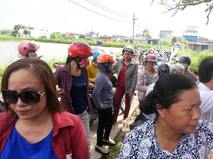 Khuôn mặt lo lắng của các bậc phụ huynh.