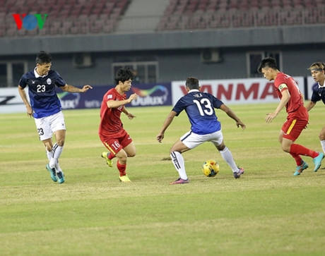 HLV Hữu Thắng xếp Công Phượng (16) đá chính, ở vị trí hộ công, chơi phía sau Công Vinh trong màn đối đầu với Campuchia.