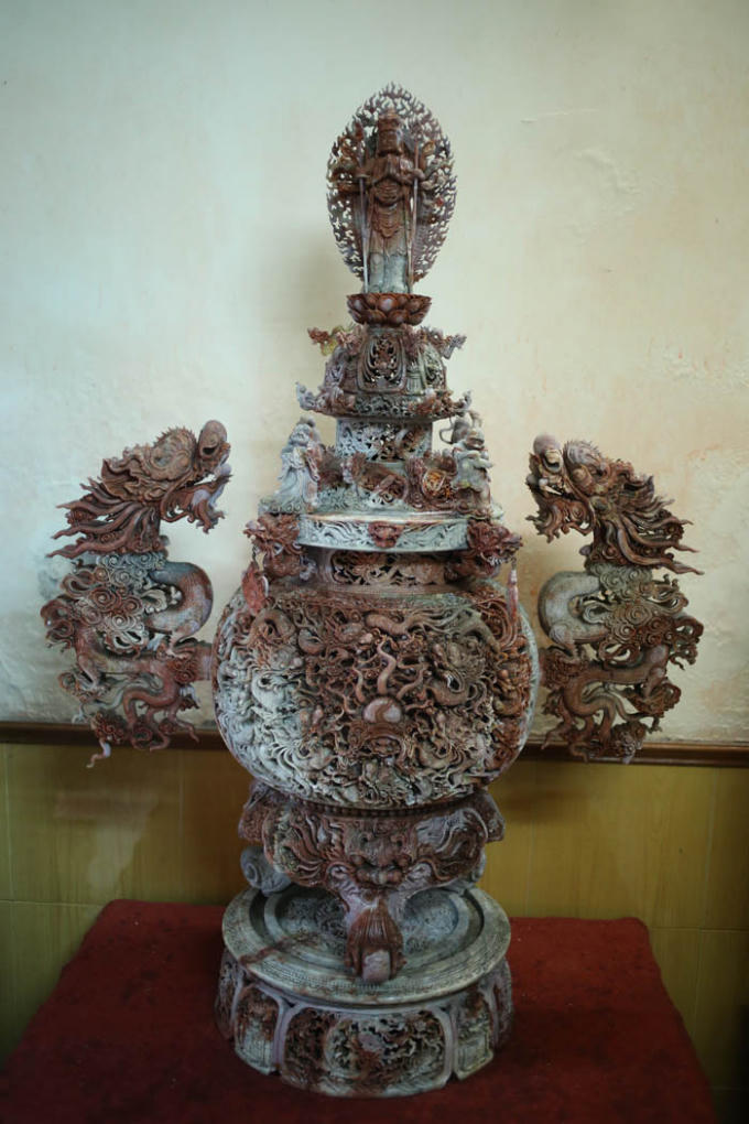 Chiếc lư đá cao 1,18m được trạm tổng cộng 83 con rồng lớn nhỏ.