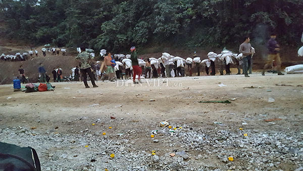 5h sáng, đội quân cửu vạn vác nốt những bao hàng cuối cùng trước khi kết thúc một đêm dài để về nghỉ ngơi chờ những chuyến hàng ngầm tiếp theo.