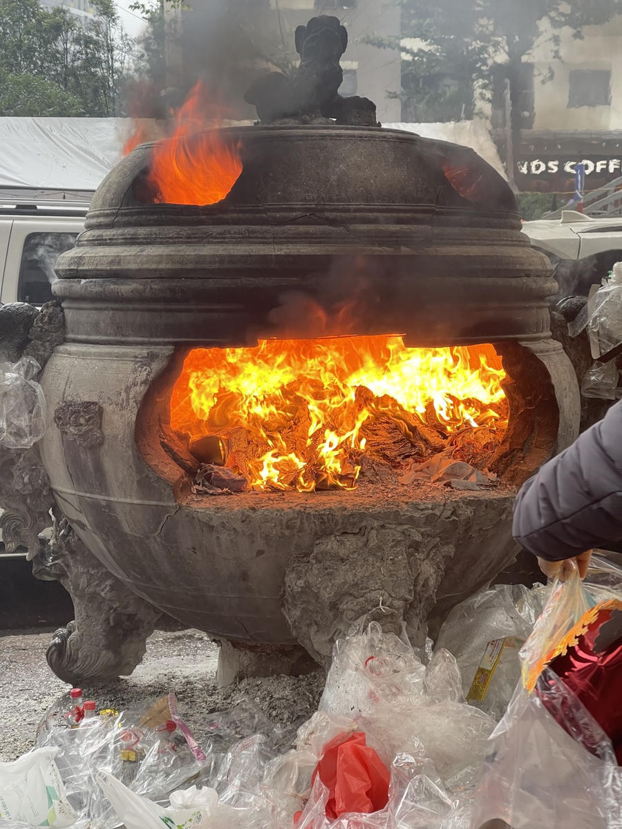 Từ ngày 20 tháng Chạp đến nay, các lò hoá vàng ở chung cư Linh Đàm luôn rực lửa