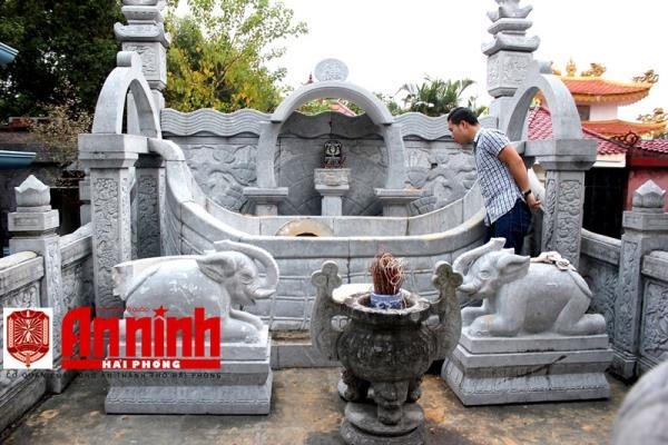 Khuôn viên bên trong ngôi mộ bị cạy phá. (Ảnh: An ninh Hải Phòng)