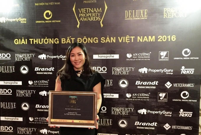 Bà Đinh Ngọc Châu Hương – đại diện Chủ đầu tư dự án Goldmark City nhận chứng nhận giải thưởng Bất động sản Việt Nam 2016