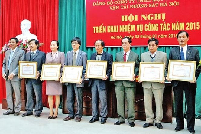 Ông Nguyễn Viết Hiệp - ngoài cùng bên trái trong một sự kiện của Cty Vận tải đường sắt Hà Nội.