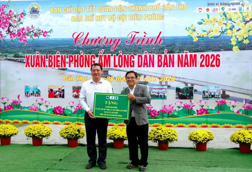 Trao bảng tượng trưng công trình cung cấp nước sạch và công trình xây dựng cầu nông thôn trên địa bàn xã Cù Lao Dung