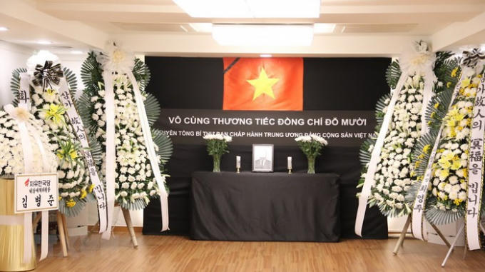 Đại sứ quán Việt Nam tại Hàn Quốc tổ chức viếng và mở sổ tang nguyên Tổng Bí thư Đỗ Mười. (Ảnh: Hữu Tuyên/TTXVN)