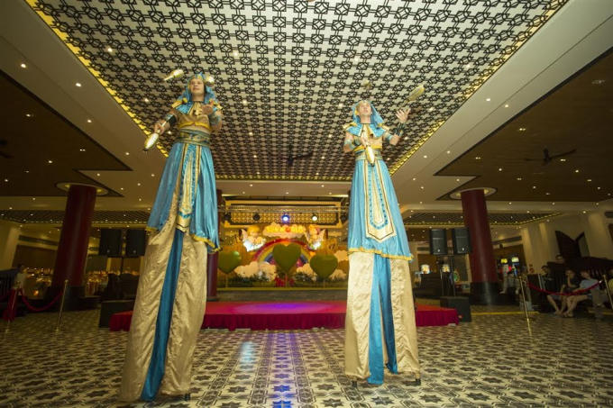 Các chương trình nghệ thuật hấp dẫn được tổ chức ngay tại khu vực Cổng thành – lối vào công viên và khu quảng trường Sun Wheel từ 19h đến 21h hàng ngày diễn ra sự kiện.