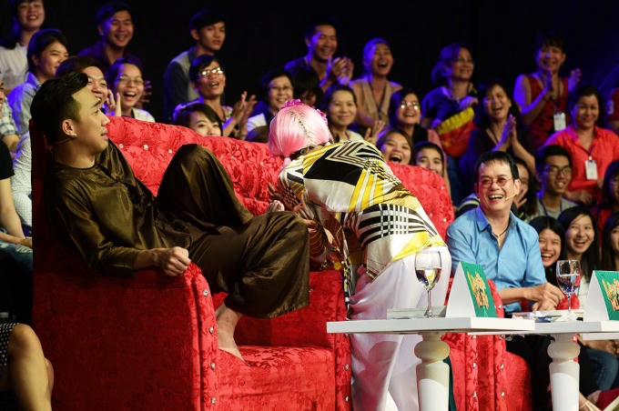 Trấn Th&agrave;nh, nhạc sĩ Đức Huy hốt hoảng v&igrave; bị th&iacute; sinh &ldquo;cưỡng h&ocirc;n&rdquo; trong L&agrave;ng h&agrave;i mở hội