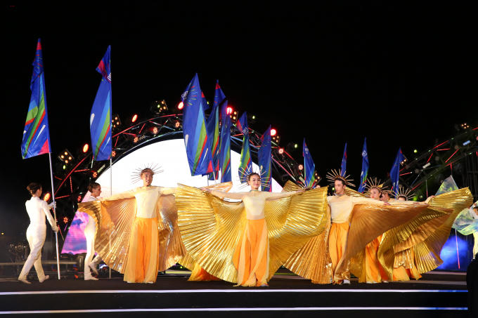 Trước giờ thi đấu của hai đội, khán giả mãn nhãn với chương trình biểu diễn nghệ thuật hoành tráng, ấn tượng.