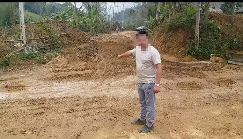 Hình ảnh ghi lại cho thấy một nhóm người đứng chửi bới, thách thức tại công trường.