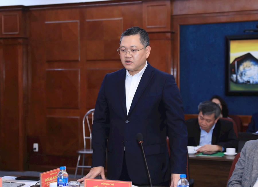 Giám đốc Ban Quản lý các khu công nghệ cao và khu công nghiệp thành phố Hà Nội Vũ Xuân Hùng báo cáo tại buổi làm việc. Ảnh: Lê Hải.