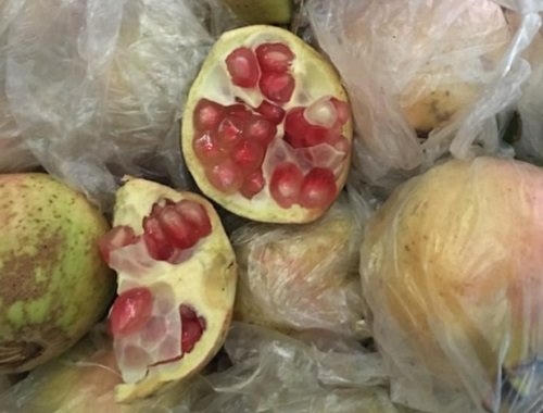 Lựu Trung Quốc ruột đỏ, k&iacute;ch thước si&ecirc;u nhỏ l&agrave; m&oacute;n nhấm nh&aacute;p của nhiều chị em.