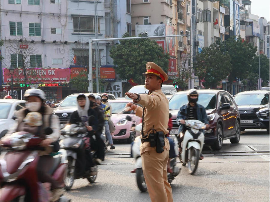 CSGT làm nhiệm vụ tại nút giao Trường Chinh – Giải Phóng chiều 13/2.