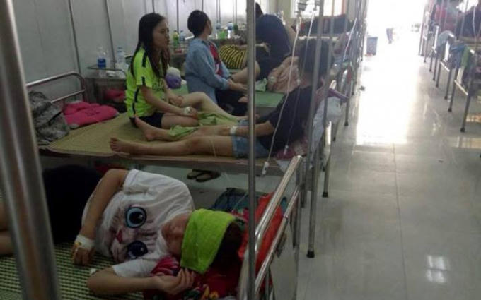Các sinh viên phải nhập viện nghi do bị ngộ độc thức ăn tại một nhà hàng.