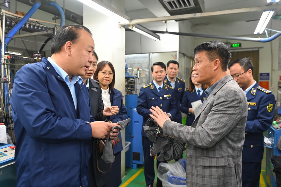 Cục trưởng Trần Hữu Linh trao đổi với đại diện Công ty Cổ phần Dệt may Phú Vĩnh Hưng. Ảnh: Bộ Công thương