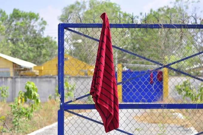 Quần áo học viên bỏ lai sau khi bỏ trốn.