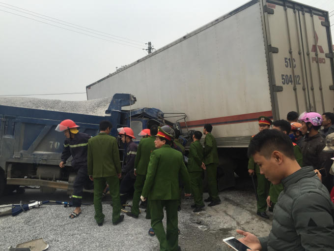 Lực lượng chức năng nhanh chóng vào cuộc giải cứu tài xế mặc kẹt trong ca bin.