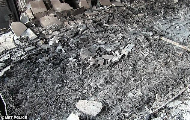 Ngọn lửa thiêu rụi phòng ngủ của một căn hộ bên trong chung cư, khiến tấm đệm biến thành đống lò xo đen kịt
