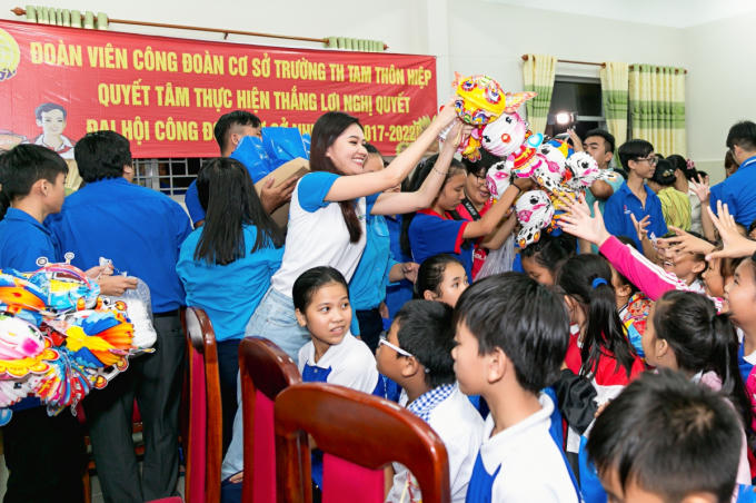 &Aacute; hậu Thuỳ Dung mang 600 phần qu&agrave; từ thiện đến với trẻ em mồ c&ocirc;i nh&acirc;n dịp Trung thu
