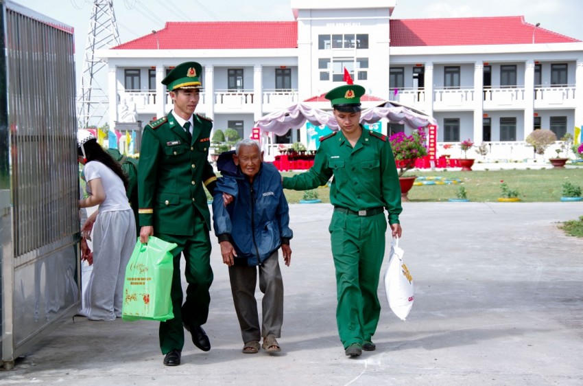 Qua mỗi phần quà, hình ảnh người chiến sĩ BĐBP tiếp tục được khắc sâu trong lòng người dân