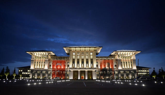 Tổng thống Thổ Nhĩ Kỳ Recep Tayyip Erdogan sống trong dinh thự được xây dựng 3 năm trước ở ngoại ô thủ đô Ankara. Nằm trên một ngọn đồi nhìn ra thành phố, Ak Saray - Cung điện Trắng, trải rộng tới 1.100 phòng, trong đó khoảng 250 phòng chỉ dành cho nhà lãnh đạo 63 tuổi và gia đình. Ảnh: Getty.