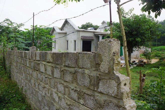 Ông Vũ Văn Hướng, Cán bộ Địa chính xã Hà Tân khẳng định 50 hộ dân nói trên chưa có hộ nào được cấp chứng nhận Quyền sử dụng đất. Thế nhưng, nhiều hộ vẫn tự ý xây dựng các công trình nhà ở trên đất lâm nghiệp của rừng sến Tam Quy.