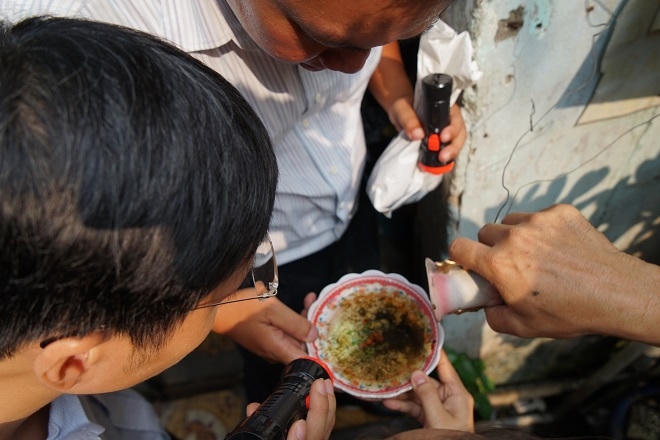 Diệt loăng quăng để hạn chế muỗi gây bệnh... Ảnh: Thi Ngoan.