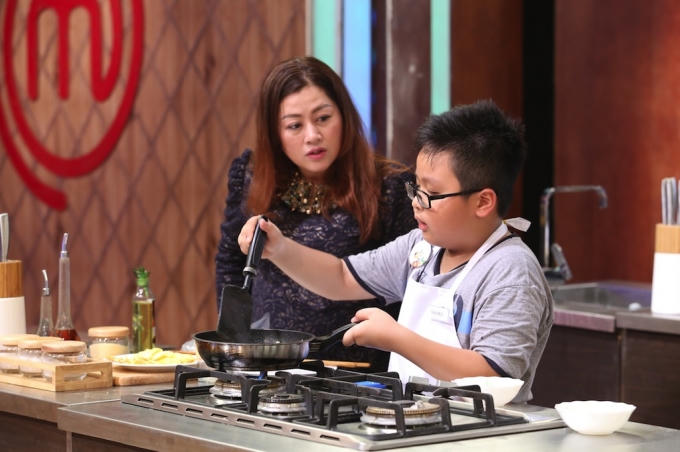 Gia Huy đang trò chuyện cùng giám khảo Tịnh Hải.