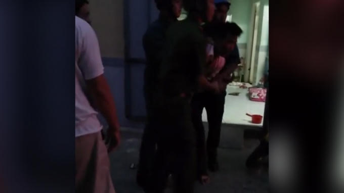 Lực lượng c&ocirc;ng an nhanh ch&oacute;ng c&oacute; mặt tại hiện trường tiếp nhận v&agrave; đưa anh chồng về trụ sở.