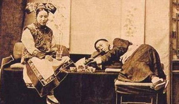 Phụ nữ trong cung thường lấy việc đánh bài, hút thuốc để giết thời gian.