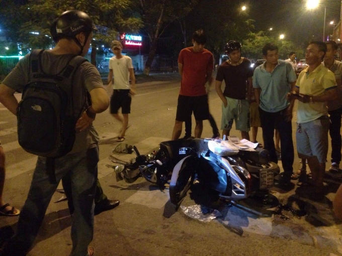 Chiếc xe máy của nạn nhân hư hỏng nặng.