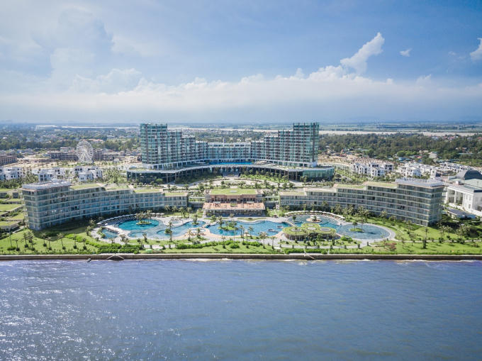 Trải dài trên diện tích 200 ha, FLC Sầm Sơn là bức tranh tuyệt đẹp của cây cỏ, mây trời, đại dương và những hồ bơi xanh bất tận. Đây là một trong những tổ hợp nghỉ dưỡng - giải trí quy mô nhất miền Bắc, với hai khách sạn 5 sao, khu villa ven biển, sân golf 18 hố, trung tâm Hội nghị Quốc tế, chuỗi nhà hàng - quán bar đa dạng…
