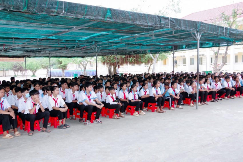 Đông đảo các em dự buổi tuyên truyền