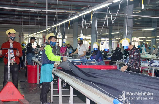 Công nhân làm việc tại Khu Công nghiệp Bắc Vinh, TP. Vinh. Ảnh tư liệu
