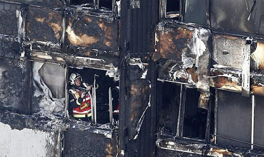Khoảnh khắc khi mảnh vỡ đang cháy rơi ra từ tòa tháp Grenfell.
