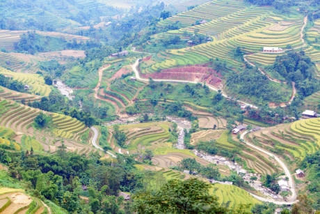 Trên đường đi. Ảnh: Hoàng Anh.