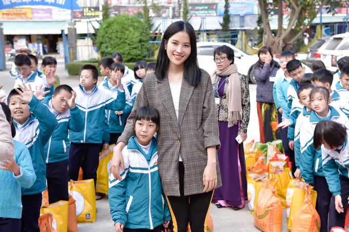 Tham gia chương trình bằng tấm lòng nhiệt thành, Nam Anh xuất hiện giản dị và mộc mạc với chiếc áo khoác giữ ấm cùng vẻ ngoài tươi tắn rạng rỡ. Không chỉ cùng trao gửi những món quà tinh thần nhiều yêu thương, Nam Anh còn ân cần hỏi thăm những cụ già, chơi đùa cùng các em nhỏ.