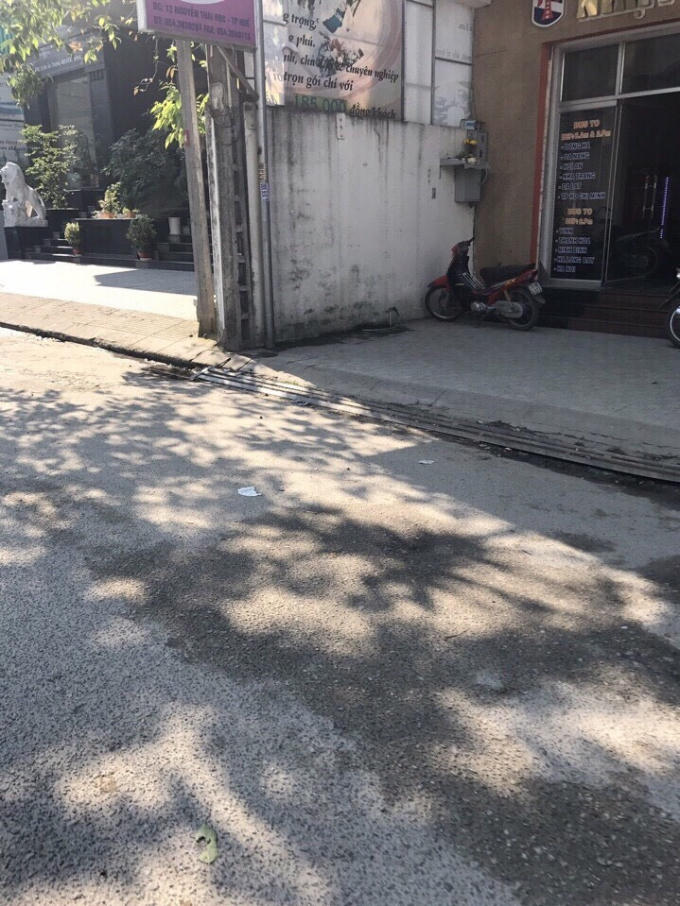 Bức tường này có lấn chiếm vỉa hè không?