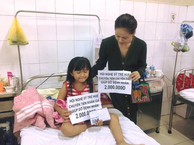 Đại diện Hội nghệ sĩ trẻ Huế đã đến trao tiền giúp đỡ cho các trường hợp có hoàn cảnh khó khăn đang điều trị tại Bệnh viện trung ương Huế.